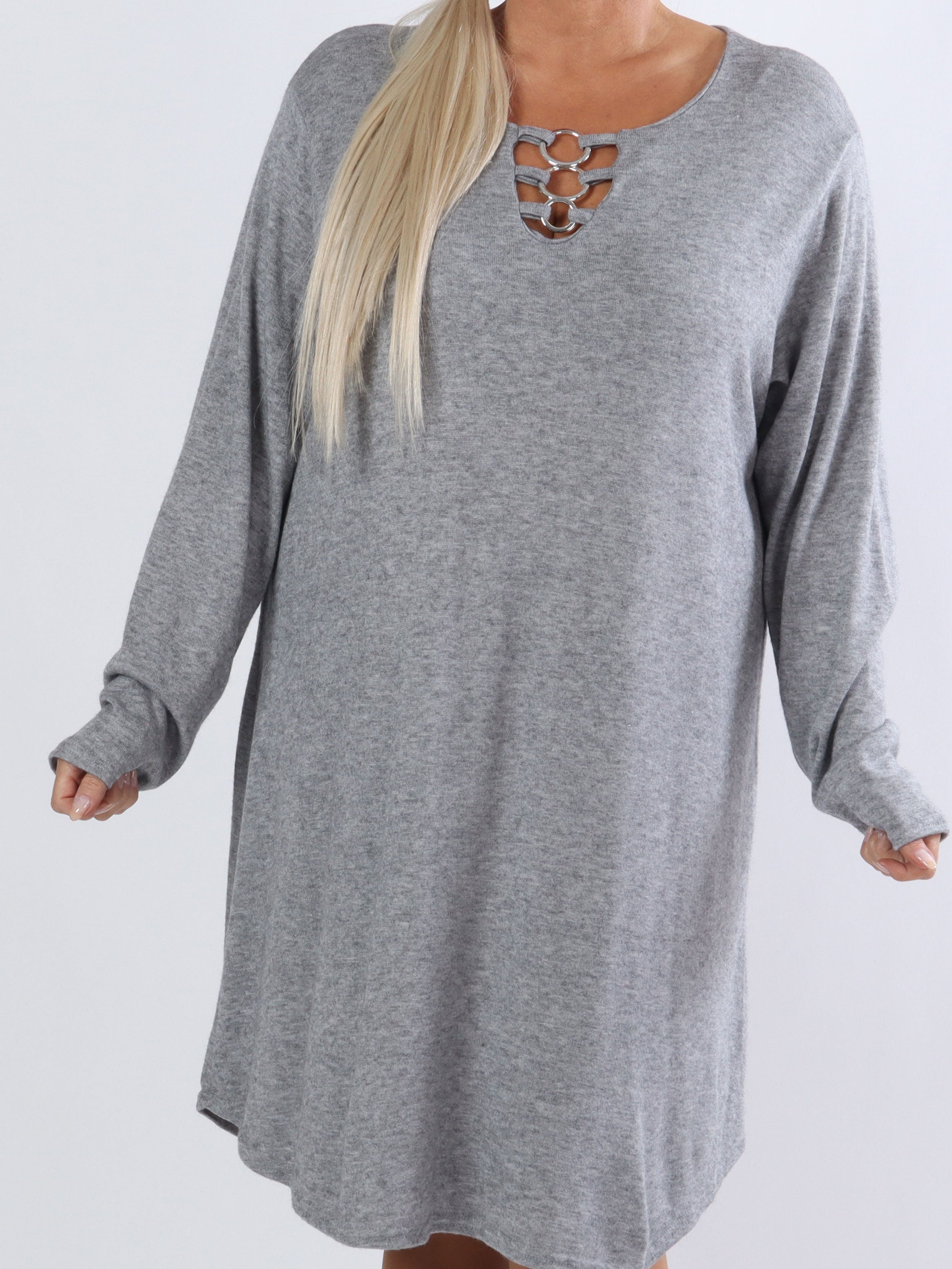 Sidsel - Dejlig blød plus size kjole med sølv ringe foran